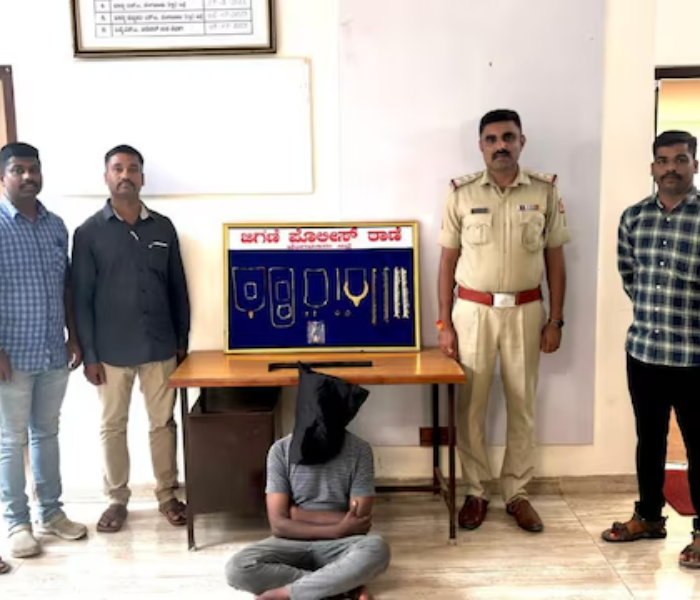 ಬೆಂಗಳೂರು ಹೊರವಲಯದಲ್ಲಿ ಆನೇಕಲ್ ತಾಲ್ಲೂಕಿನ ಜಿಗಣಿಯಲ್ಲಿ ಕಳ್ಳತನದ ಆರೋಪದ ಮೇಲೆ ಸರ್ಜಾಪುರದ ಚಿಕ್ಕದಾಸರಹಳ್ಳಿ ನಿವಾಸಿಯಾದ ಲಕ್ಷ್ಮಣ್ ಅಲಿಯಾಸ್ ಗುನ್ನಿ ಎಂಬಾತನನ್ನು ಜಿಗಣಿ ಪೊಲೀಸರು ಬಂಧಿಸಿದ್ದಾರೆ.