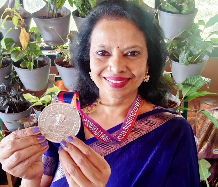 Dr Parimala Jaggesh (H C) | ಶೂಟಿಂಗ್ ಅಖಾಡದಲ್ಲಿ ನವರಸ ನಾಯಕಿಯ ಮಿಂಚು 57ರ ಹರೆಯದಲ್ಲಿ ಬೆಳ್ಳಿ ಪದಕ ಗೆದ್ದ ಡಾ ಪರಿಮಳ ಜಗ್ಗೇಶ್ (H C) | Speed News Kannada