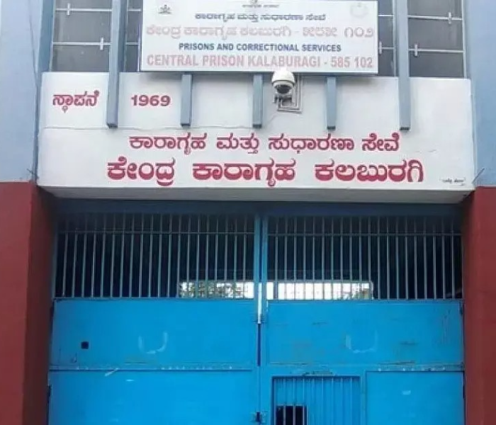 Unexpected Check at Kalaburagi Central Jail | ಕಲಬುರಗಿ ಸೆಂಟ್ರಲ್ ಜೈಲಿನಲ್ಲಿ ಅನಿರೀಕ್ಷಿತ ತಪಾಸಣೆ  ಸ್ಮಾರ್ಟ್‌ ಫೋನ್‌ ಏರ್‌ ಬಡ್ಸ್‌ ಪತ್ತೆ | Speed News Kannada