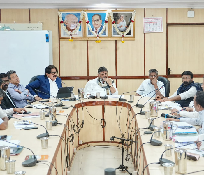 DCM Shivakumar | ಬೆಂಗಳೂರು ಬ್ಯುಸಿನೆಸ್ ಕಾರಿಡಾರ್‌ ಸಭೆ ಭೂಮಿ ನೀಡಿದವರಿಗೆ ಪರಿಹಾರದ ಚೆಕ್‌ ನೀಡಿದ ಡಿಸಿಎಂ  ಶಿವಕುಮಾರ್ | Speed News Kannada