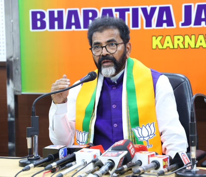 CM Siddaramaiah should Apologize for Calling PM Modi a Coward | ಪ್ರಧಾನಿ ಮೋದಿ ಅವರನ್ನು ಹೇಡಿ ಎಂದ ಸಿಎಂ ಸಿದ್ದರಾಮಯ್ಯ ಕ್ಷಮೆ ಕೇಳಬೇಕು ಛಲವಾದಿ ನಾರಾಯಣಸ್ವಾಮಿ ಆಗ್ರಹ | Speed News Kannada