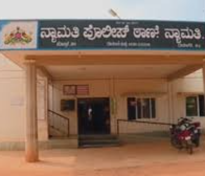 Drunk father burns SSLC daughters bag | SSLC ಓದುತ್ತಿದ್ದ ಮಗಳ ಬ್ಯಾಗ್‌ ಸುಟ್ಟು ಹಾಕಿದ್ದ ಕುಡುಕ ಅಪ್ಪ ಪಠ್ಯಪುಸ್ತಕ ಕೊಡಿಸಿ ಧೈರ್ಯ ತುಂಬಿದ ಪೊಲೀಸರು | Speed News Kannada