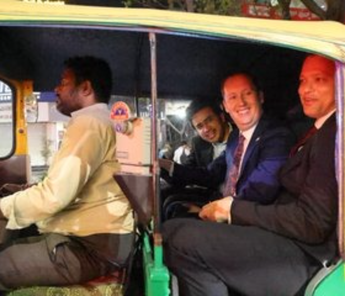 MP Tejaswi Surya and US Ambassador travel in an auto | ಬೆಂಗಳೂರಿನಲ್ಲಿ ತಡರಾತ್ರಿ ಆಟೋದಲ್ಲಿ ಸಂಸದ ತೇಜಸ್ವಿ ಸೂರ್ಯ ಅಮೆರಿಕ ರಾಯಭಾರಿ ಸಂಚಾರ | Speed News Kannada