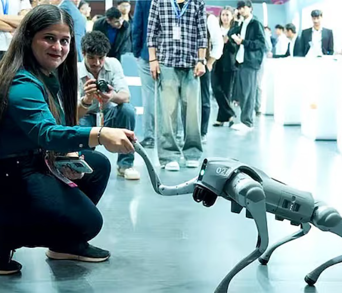 AI Impact Summit | ಚೀನಾದ ರೋಬೊ ನಾಯಿ ನಮ್ಮದೇ ಎಂದಿದ್ದ ವಿಶ್ವವಿದ್ಯಾಲಯ ಮಳಿಗೆ ತರವು | Speed News Kannada