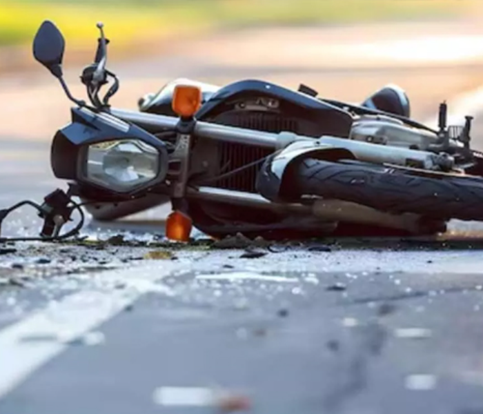 Accident in rush to escape from Police | ಪೊಲೀಸರಿಂದ ತಪ್ಪಿಸಿಕೊಳ್ಳುವ ಆತುರದಲ್ಲಿ ಅಪಘಾತ ಬೈಕ್ ಸವಾರ ಸಾವು, ಪತ್ನಿ ಗಂಭೀರ | Speed News Kannada