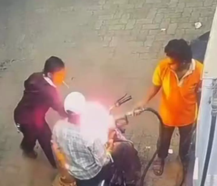 Young man burned his friends bike | ಪೆಟ್ರೋಲ್‌ ಹಾಕಿಸುವಾಗ ಸಿಗರೇಟ್ ಸೇದಲು ಬಿಡದಿದ್ದಕ್ಕೆ ಗೆಳೆಯನ ಬೈಕನ್ನೇ ಸುಟ್ಟು ಭಸ್ಮ ಮಾಡಿದ ಯುವಕ | Speed News Kannada