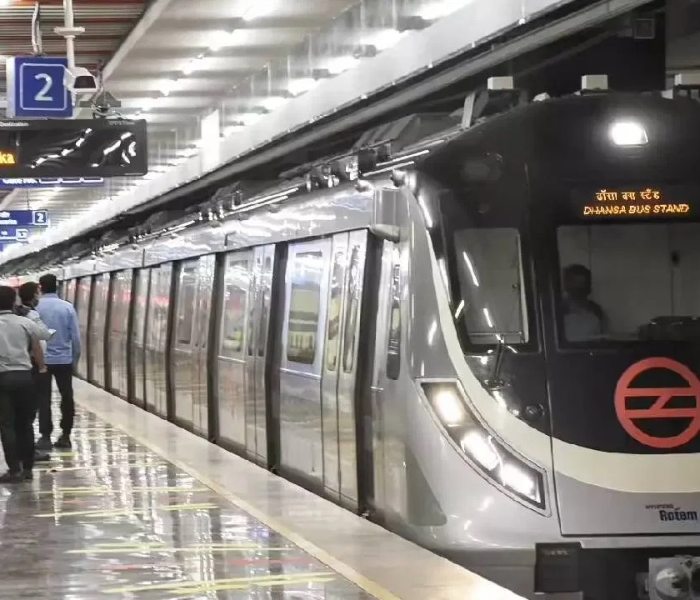 Young man commits suicide by jumping in front of Delhi Metro train | ದೆಹಲಿ ಮೆಟ್ರೋ ರೈಲಿನ ಎದುರು ಹಾರಿ ಯುವಕ ಆತ್ಮಹತ್ಯೆ ಕಾರಣವೇನು | Speed News Kannada