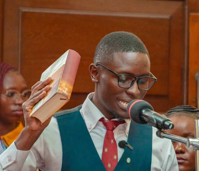 Kenyan MLA takes oath holding Bhagavad Gita | ಬಲಗೈಯಲ್ಲಿ ಭಗವದ್ಗೀತೆ ಹಿಡಿದು ಪ್ರಮಾಣವಚನ ಸ್ವೀಕರಿಸಿದ ಕೀನ್ಯಾ ಶಾಸಕ | Speed News Kannada