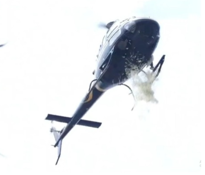 A businessman gave his wife a surprise gift on Babyshower | ಸೀಮಂತಕ್ಕೆ ಹೆಲಿಕಾಪ್ಟರ್‌ನಿಂದ ಹೂಮಳೆ: ಪತ್ನಿಗೆ ಅಚ್ಚರಿ ಉಡುಗೊರೆ ನೀಡಿದ ಉದ್ಯಮಿ | Speed News Kannada