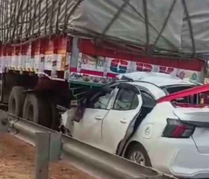 Car crashes into parked lorry three dead two seriously injured | ನಿಂತಿದ್ದ ಲಾರಿಗೆ ಕಾರು ಡಿಕ್ಕಿ ಮೂವರು ಸಾ*ವು ಇಬ್ಬರು ಗಂಭೀರ | Speed News Kannada