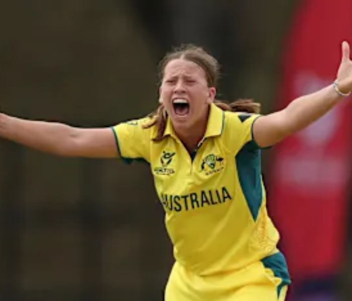 Sophie Molyneux out of the team with a back injury | ನಾಯಕಿಯಾದ ಬೆನ್ನಲ್ಲೇ ಗಾಯಗೊಂಡು ತಂಡದಿಂದ ಹೊರಬಿದ್ದ ಸೋಫಿ ಮೊಲಿನೆಕ್ಸ್ | Speed News Kannada