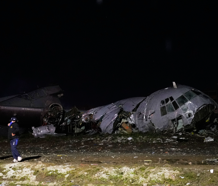 Cargo plane carrying money crashes in Bolivia | ಬೊಲಿವಿಯಾದಲ್ಲಿ ಹಣ ಸಾಗಿಸುತ್ತಿದ್ದ ಕಾರ್ಗೋ ವಿಮಾನ ಪತನ 15 ಜನರ ದುರ್ಮರಣ | Speed News Kannada