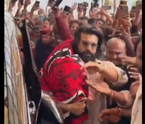 Ram Charan Not Letting His Children See Him Fans Are Crazy! | ರಾಮ್‌ಚರಣ್‌ ಮಕ್ಕಳನ್ನ ನೋಡಲು ಬಿಡದ ಅಭಿಮಾನಿಗಳ ಹುಚ್ಚಾಟ! | Speed News Kannada