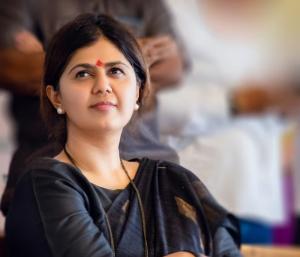 Technical Fault In Helicopter | ಮಹಾರಾಷ್ಟ್ರದ ಸಚಿವೆ ಪಂಕಜಾ ಮುಂಡೆ ತೆರಬೇಳಬೇಕಿದ್ದ ಹೆಲಿಕ್ಯಾಪ್ಟರ್ ನಲ್ಲಿ ತಾಂತ್ರಿಕ ದೋಷ! | Speed News Kannada