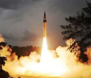 Delhi | Agni-3 nuclear missile | 3500 ಕಿ.ಮೀ.ವರೆಗೆ ನಿಖರ ದಾಳಿ ಸಾಮರ್ಥ್ಯ: Agni-3 ಪರಮಾಣು ಕ್ಷಿಪಣಿ ಯಶಸ್ವಿ ಪರೀಕ್ಷೆ! | SNK