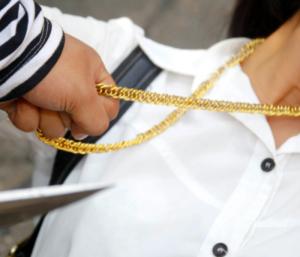 Chain Thieves Attack in Vijayapura | ವಿಜಯಪುರದಲ್ಲಿ ಹಾಡಹಗಲೇ ಸರಗಳ್ಳರ ಅಟ್ಟಹಾಸ ಬಸ್ ಏರುವಾಗ ಮಹಿಳೆಯರ ಚಿನ್ನದ ಸರ ಕದ್ದು ಪರಾರಿ! | Speed News Kannada