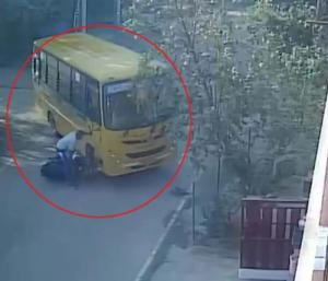 bus hit bike two children died on spot ಶಾಲಾ ಬಸ್‌ ಹರಿದು ಇಬ್ಬರು ಮಕ್ಕಳು ಸಾವು; ಮುಗಿಲು ಮುಟ್ಟಿದ ಪೋಷಕರ ಆಕ್ರಂದನ Speed News Kannada