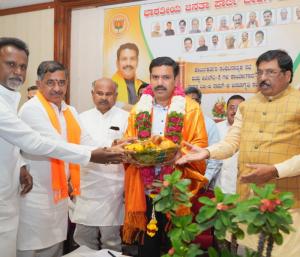 Vijayendra | ಗೃಹಲಕ್ಷ್ಮಿ ಹೆಸರಿನಲ್ಲಿ ರೂ2 ಸಾವಿರ ಕೊಟ್ಟು ಹೆಂಡ ಮಾರಿ ರೂ10 ಸಾವಿರ ಕಿತ್ತುಕೊಳ್ಳುವ ಸರಕಾರ ವಿಜಯೇಂದ್ರ ಆರೋಪ | Speed News Kannada