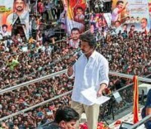 Thalapathy Vijays rally | ದಳಪತಿ ವಿಜಯ್‌ ಸಮಾವೇಶ ಹೃದಯಾಘಾತದಿಂದ ಟಿವಿಕೆ ಪಕ್ಷದ ಕಾರ್ಯಕರ್ತ ಸಾವು | Speed News Kannada