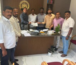 savarkar modi photo misuse; bjp complaint  Speed News Kannada