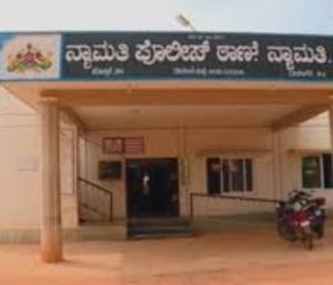 Drunk father burns SSLC daughters bag | SSLC ಓದುತ್ತಿದ್ದ ಮಗಳ ಬ್ಯಾಗ್‌ ಸುಟ್ಟು ಹಾಕಿದ್ದ ಕುಡುಕ ಅಪ್ಪ ಪಠ್ಯಪುಸ್ತಕ ಕೊಡಿಸಿ ಧೈರ್ಯ ತುಂಬಿದ ಪೊಲೀಸರು | Speed News Kannada