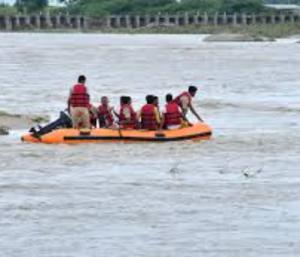 Missing youths clothes found on riverbank | ನಾಪತ್ತೆಯಾದ ಯುವಕನ ಬಟ್ಟೆ ನದಿದಡದಲ್ಲಿ ಪತ್ತೆ ಆತ್ಮಹ*ತ್ಯೆ ಶಂಕೆ | Speed News Kannada