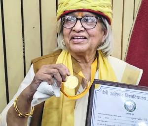 78 year old grandmother who won gold medal in MA | ನಿವೃತ್ತಿ ನಂತರ ಶೂನ್ಯ ಆವರಿಸಿತ್ತು ಎಂದು ಎಂಎ ಓದಿ ಚಿನ್ನದ ಪದಕ ಗೆದ್ದ 78ರ ಅಜ್ಜಿ | Speed News Kannada