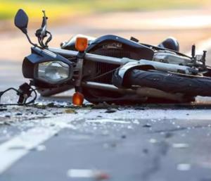 Accident in rush to escape from Police | ಪೊಲೀಸರಿಂದ ತಪ್ಪಿಸಿಕೊಳ್ಳುವ ಆತುರದಲ್ಲಿ ಅಪಘಾತ ಬೈಕ್ ಸವಾರ ಸಾವು, ಪತ್ನಿ ಗಂಭೀರ | Speed News Kannada