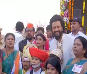 Actor Riteish Deshmukh visits Shivneri Fort | ಶಿವಾಜಿ ಜಯಂತಿ ಸಂಭ್ರಮ ಶಿವನೇರಿ ಕೋಟೆಗೆ ಭೇಟಿ ನೀಡಿ ಶಿವಾಜಿ ಮಹಾರಾಜರಿಗೆ ನಮಿಸಿದ ನಟ ರಿತೇಶ್ ದೇಶುಖ್ | Speed News Kannada