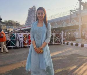 Trisha visits Tirupati  | ತಿರುಪತಿ ಸನ್ನಿಧಿಗೆ ಭೇಟಿ ನೀಡಿದ ಪವರ್ ಚಿತ್ರದ ನಟಿ ತ್ರಿಷಾ | Speed News Kannada