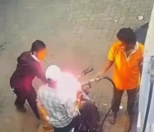 Young man burned his friends bike | ಪೆಟ್ರೋಲ್‌ ಹಾಕಿಸುವಾಗ ಸಿಗರೇಟ್ ಸೇದಲು ಬಿಡದಿದ್ದಕ್ಕೆ ಗೆಳೆಯನ ಬೈಕನ್ನೇ ಸುಟ್ಟು ಭಸ್ಮ ಮಾಡಿದ ಯುವಕ | Speed News Kannada