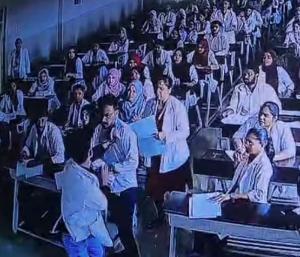 Student attacks on exam invigilator | ನಕಲು ಮಾಡುತ್ತಿದ್ದುದನ್ನು ತಡೆದಿದ್ದಕ್ಕೆ ಪರೀಕ್ಷಾ ಮೇಲ್ವಿಚಾರಕನ ಮೇಲೆಯೇ ವಿದ್ಯಾರ್ಥಿಯಿಂದ ಹಲ್ಲೆ | Speed News Kannada