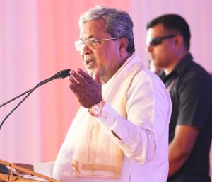 hd devegowda family is oppurtunistic; ದೇವೇಗೌಡರ ಕುಟುಂಬದವರು ಅವಕಾಶವಾದಿಗಳು: ಸಿಎಂ ಸಿದ್ದರಾಮಯ್ಯ ತಿರುಗೇಟುSpeed News Kannada