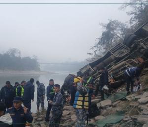 17 killed 24 injured as bus falls off mountain highway | ನೇಪಾಳ ಪರ್ವತ ಹೆದ್ದಾರಿಯಿಂದ ಉರುಳಿಬಿದ್ದ ಬಸ್ 17 ಮಂದಿ ಸಾವು 24 ಮಂದಿಗೆ ಗಾಯ | Speed News Kannada