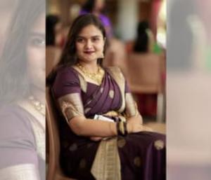 Without wearing helmet a Young woman dies in Accident | ಹೆಲ್ಮಟ್ ಧರಿಸದೆ ಬುಲೆಟ್ ಬೈಕ್ ಚಾಲನೆ ಅಪಘಾತದಲ್ಲಿ ಯುವತಿ ಸಾ*ವು | Speed News Kannada