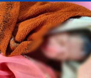 Parents left a five day old baby | ಐದು ದಿನದ ತೊಟ್ಟಿಲ ಮಗುವನ್ನು ದೇಗುಲದ ಬಳಿ ಇಟ್ಟು ಹೋದ ಪೋಷಕರು | Speed News Kannada