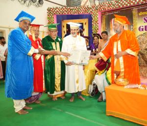 Actor Raghavendra Rajkumar received his doctorate from Mantralaya | ಮಂತ್ರಾಲಯದಲ್ಲಿ ಡಾಕ್ಟರೇಟ್ ಪಡೆದ ನಟ ರಾಘವೇಂದ್ರ ರಾಜ್‌ಕುಮಾ‌ರ್ | Speed News Kannada