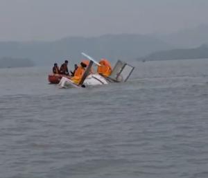 Helicopter crashes into sea | ಸಮುದ್ರಕ್ಕೆ ಬಿದ್ದ ಹೆಲಿಕಾಪ್ಟರ್ ಎಲ್ಲ ಪ್ರಯಾಣಿಕರ ರಕ್ಷಣೆ | Speed News Kannada