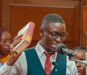 Kenyan MLA takes oath holding Bhagavad Gita | ಬಲಗೈಯಲ್ಲಿ ಭಗವದ್ಗೀತೆ ಹಿಡಿದು ಪ್ರಮಾಣವಚನ ಸ್ವೀಕರಿಸಿದ ಕೀನ್ಯಾ ಶಾಸಕ | Speed News Kannada