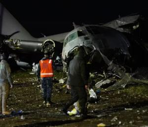 Plane carrying cash crashes | ಹಣ ಸಾಗಿಸುತ್ತಿದ್ದ ವಿಮಾನ ಪತನ 20 ಮಂದಿ ಸಾವು ನೋಟಿಗಾಗಿ ಮುಗಿಬಿದ್ದ ಜನ | Speed News Kannada