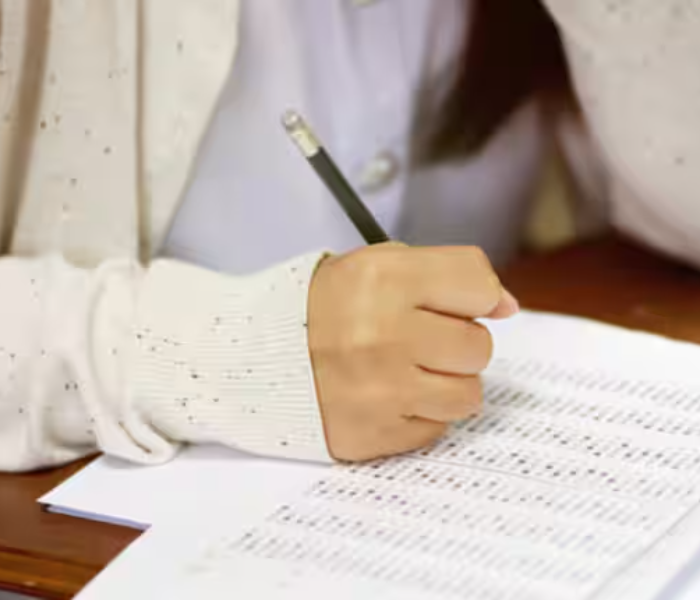 A student who selled the mobile bike and paid the college fee  | ಹಾಲ್ ಟಿಕೆಟ್ ಕೊಡಲ್ಲ ಎಂದ ಕಾಲೇಜ್ ಮೊಬೈಲ್ ಬೈಕ್ ಅಡವಿಟ್ಟು ಶುಲ್ಕ ಕಟ್ಟಿದ ವಿದ್ಯಾರ್ಥಿನಿ | Speed News Kannada