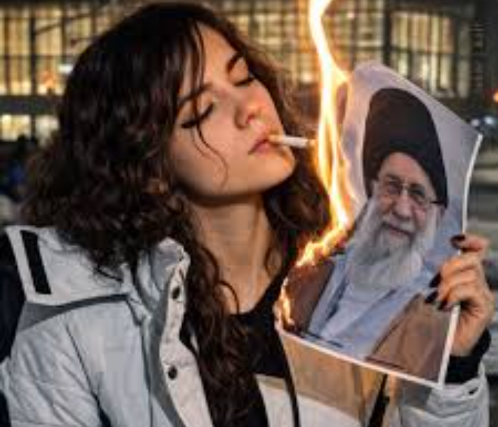 Khameneis photo | ಸಿಗರೇಟ್ ಹಚ್ಚಿ ಬೆಂಕಿಯಿಟ್ಟು ಖಮೇನಿ ಫೋಟೋಗೆ ಸಂಭ್ರಮಿಸಿದ ಯುವತಿ | Speed News Kannada