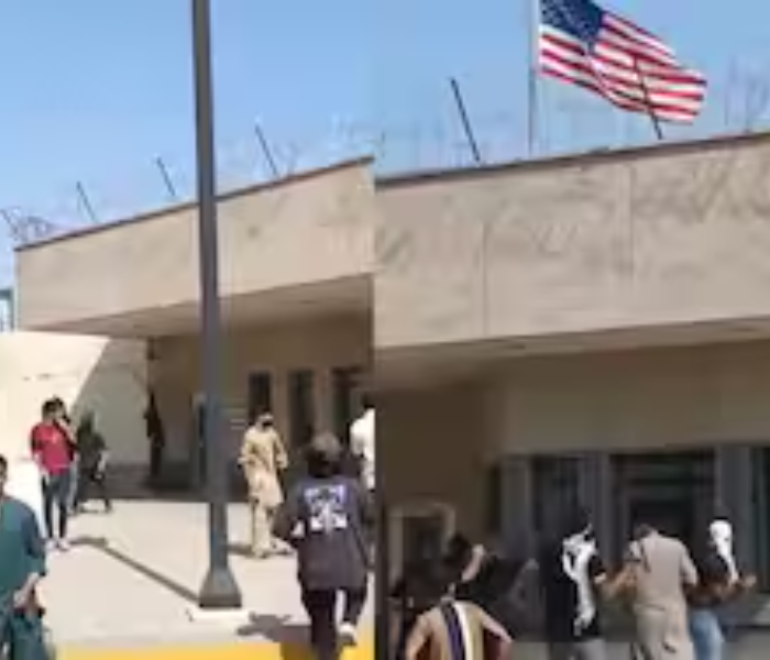 Riots near US embassy in Karachi 8 dead | ಕರಾಚಿಯಲ್ಲಿನ ಯುಎಸ್ ರಾಯಭಾರ ಕಚೇರಿ ಬಳಿ ಗಲಭೆ, 8 ಮಂದಿ ಸಾ*ವು | Speed News Kannada