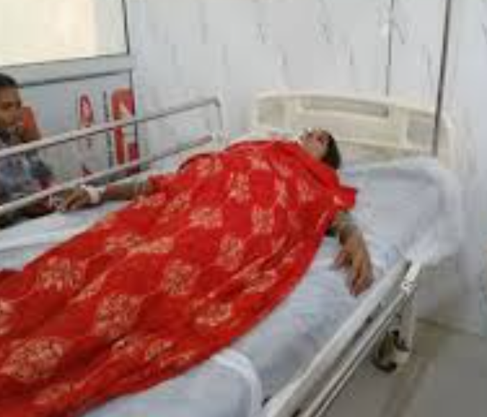 Brother in law attacks student with stick while writing PUC exam | ಪಿಯುಸಿ ಪರೀಕ್ಷೆ ಬರೆದ ವಿದ್ಯಾರ್ಥಿನಿ ಮೇಲೆ ದೊಣ್ಣೆಯಿಂದ ಹಲ್ಲೆಗೈದ ಸೋದರ ಮಾವ | Speed News Kannada