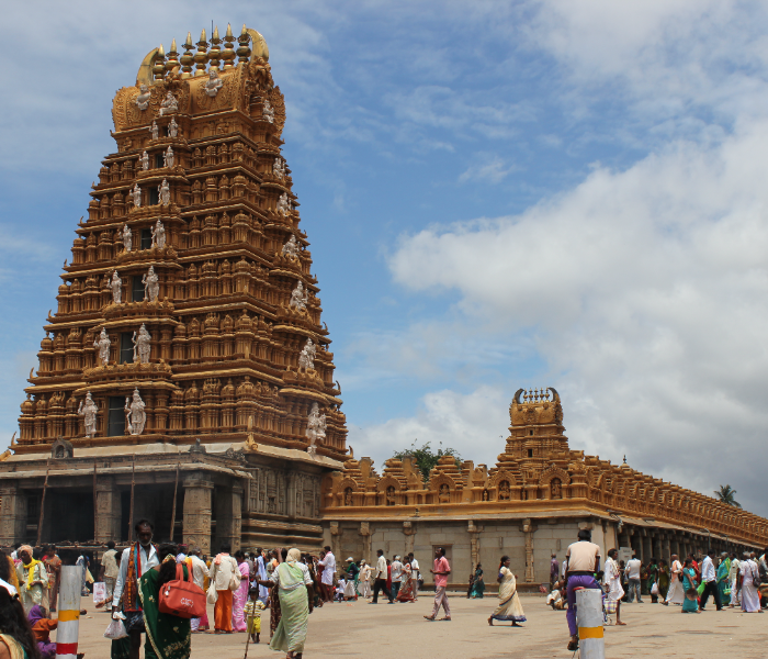 Eating non vegetarian food near Nanjangud Temple | ನಂಜನಗೂಡು ದಾಸೋಹ ಭವನದ ಬಳಿ ಮಾಂಸಾಹಾರ ಸೇವನೆ | Speed News Kannada