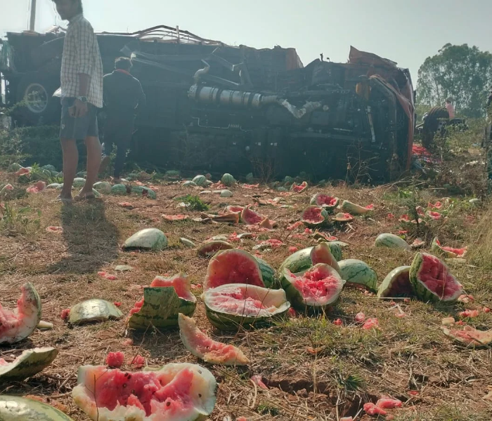 Overturned truck the injured driver | ಉರುಳಿದ ಟ್ರಕ್ ಗಾಯಗೊಂಡ ಚಾಲಕನ್ನು ಬಿಟ್ಟು ಕಲ್ಲಂಗಡಿಗೆ ಮುಗಿಬಿದ್ದ ಜನ | Speed News Kannada