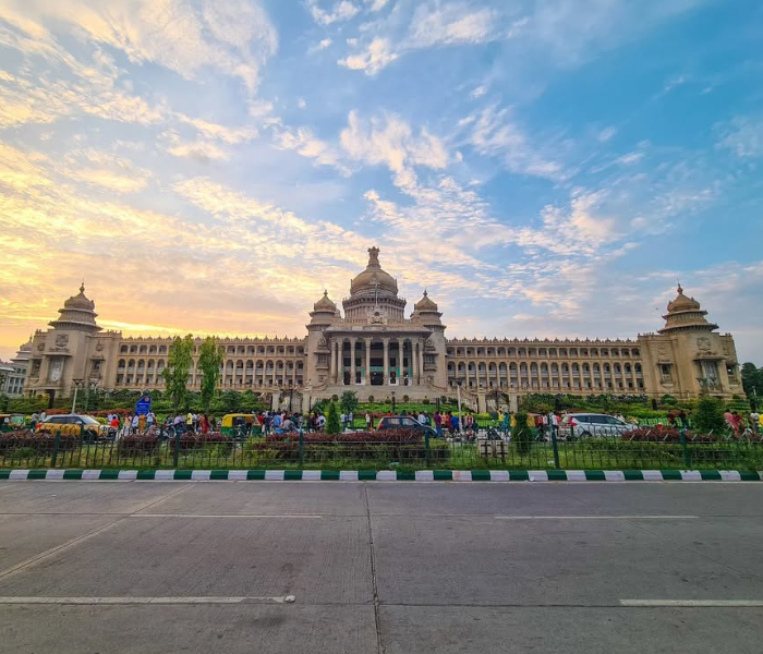 Hindi girls fights in front of the Vidhan Sabha | ಹಿಂದಿ ಹುಡುಗಿಯರ ಗಲಾಟೆ ವಿಧಾನಸೌಧದ ಮುಂದೆ  ಡಿಶುಂ ಡಿಶುಂ | Speed News Kannada