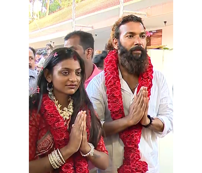 Kumbh Mela viral girl Monalisas marriage  | ಕುಂಭಮೇಳ ವೈರಲ್ ಗರ್ಲ್ ಮೋನಾಲಿಸಾ ಮದುವೆ ಚರ್ಚೆ ಮುಸ್ಲಿಂ ಯುವಕನ ಜೊತೆ ವಿವಾಹದ ಹಿಂದೆ ಇರುವ ನಿಜವಾದ ಕಥೆ ಏನ್ ಗೊತ್ತಾ | Speed News kannada