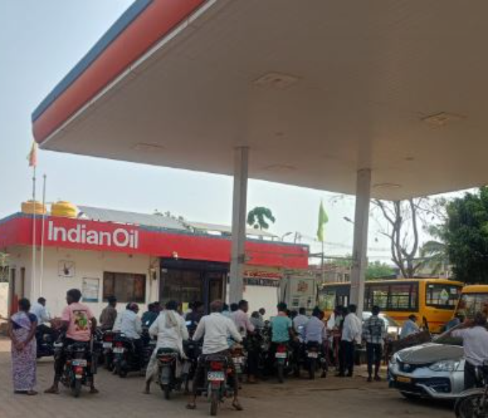 Rumors of petrol shortage in Bengaluru, crowds gather in front of petrol pumps | ಬೆಂಗಳೂರಿನಲ್ಲಿ ಪೆಟ್ರೋಲ್ ಅಭಾವದ ವದಂತಿ, ಬಂಕ್‌ಗಳ ಮುಂದೆ ಜನಜಂಗುಳಿ | Speed news kannada 