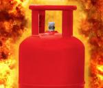Fire breaks out due to cylinder leak at home | ಮನೆಯಲ್ಲಿ ಸಿಲಿಂಡರ್ ಸೋ...